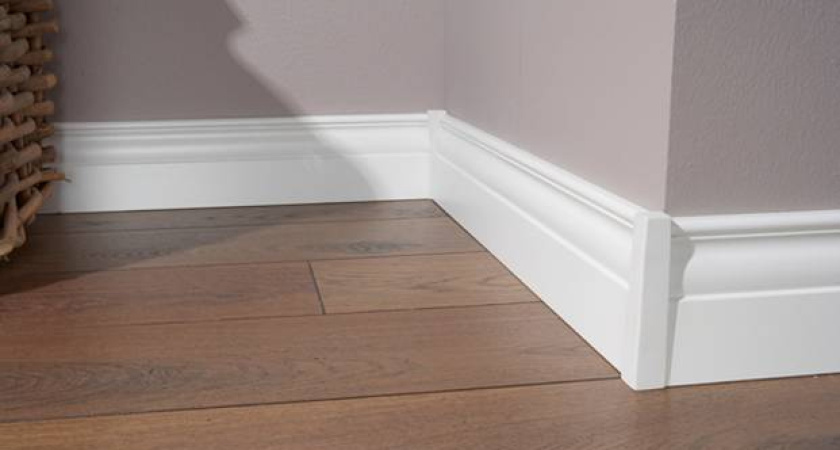 Изысканные и практичные плинтусы: как выбрать и установить
