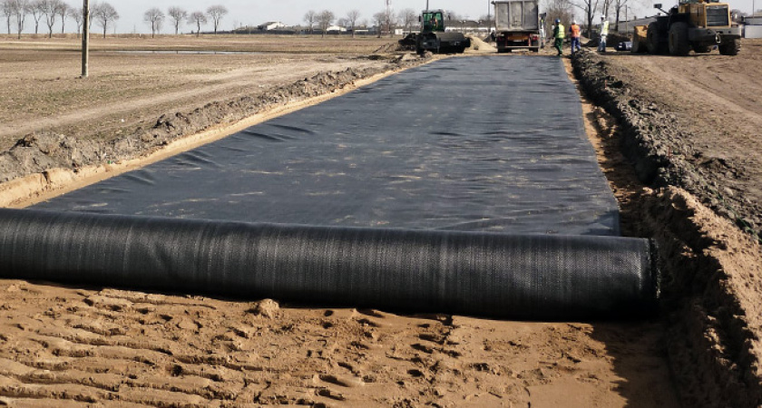 Геотекстиль: Универсальный Помощник в Строительстве Дорог, Ландшафтном Дизайне и Гидротехнических Сооружениях