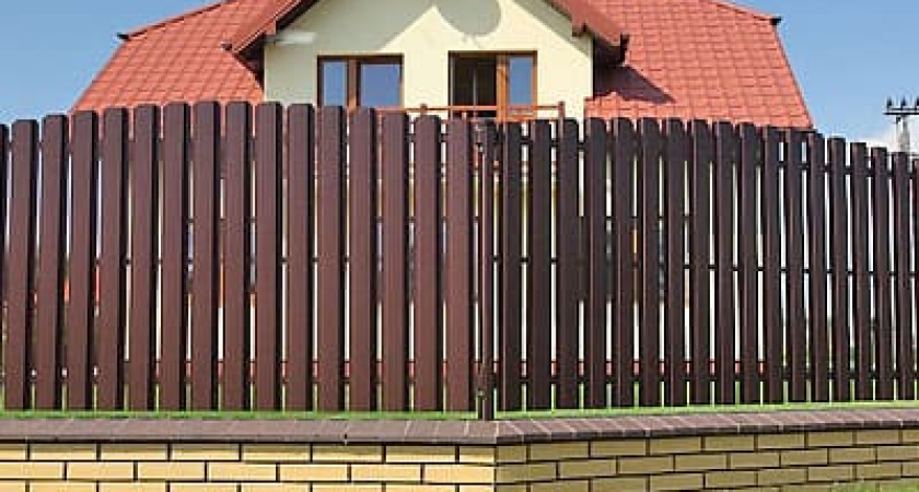 Металлический штакетник: преимущества выбора для современного забора