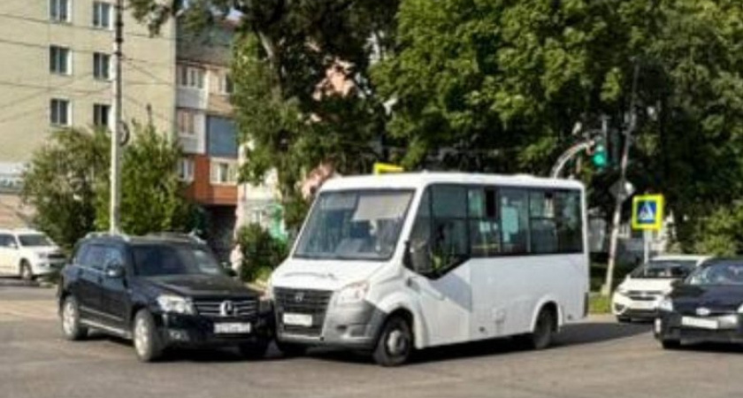 Водитель маршрутки проехал на красный и устроил ДТП с Mercedes: пострадали дети