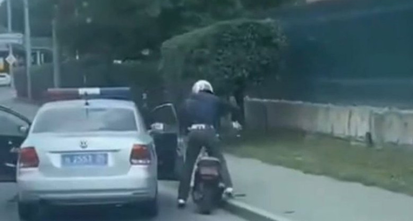 Родителей 15-летнего лихача на мопеде оштрафовали за трюки на заднем колесе