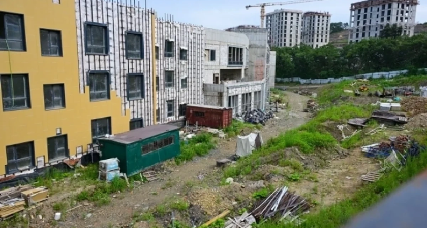 Подрядчик школы на Патрокле требует 4,3 млрд рублей и переносит сдачу на 2027 год