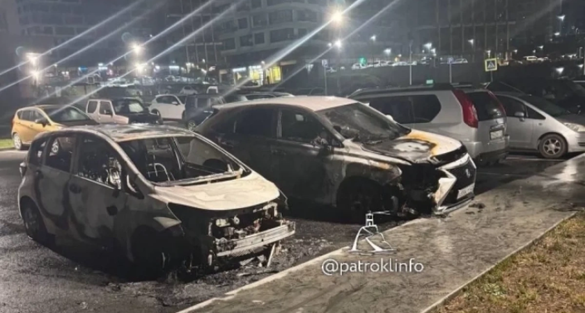 Двое неизвестных подожгли автомобиль во Владивостоке: огонь уничтожил две машины в ЖК
