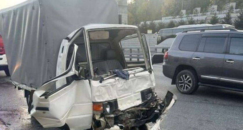 21-летний водитель микрогрузовика протаранил автобус с пассажирами во Владивостоке