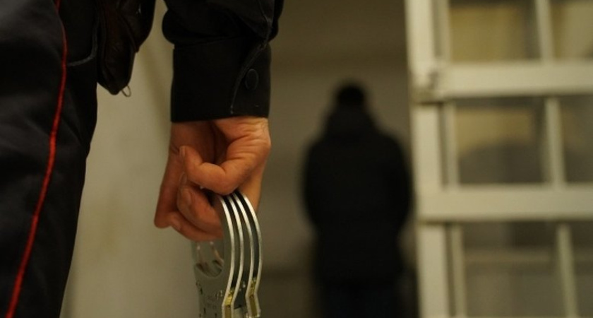 Приморский бизнесмен заплатил таможенникам 925 тысяч за ускоренный ввоз картин по номерам