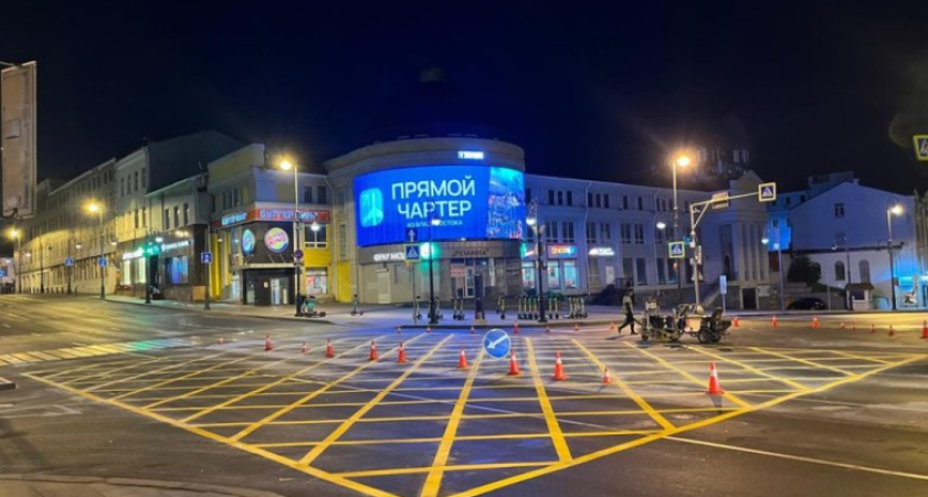 "Вафельную" разметку наносят на 4 ключевых перекрёстках Владивостока — штрафы за нарушение неизбежны