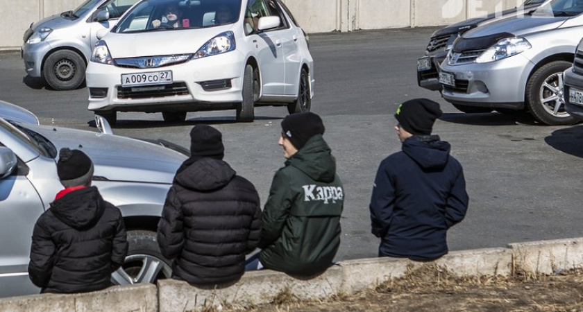 Подростки из заброшенного ЖК обстреляли жилой дом на Полтавской — жители требуют оградить стройку