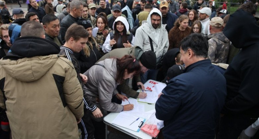 Сотни владивостокцев вышли на первый за годы ковида согласованный митинг против утильсбора