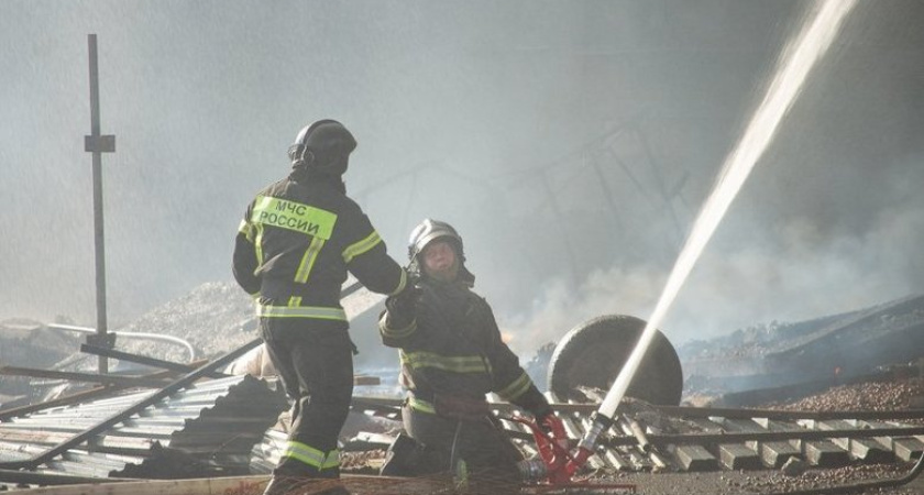 Пожарные спасли 26-летнего мужчину из горящей заброшенной бани во Владивостоке