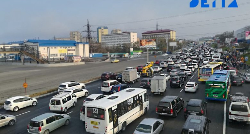 Рудневский мост заблокирован: водители Владивостока застряли в пробках из-за двойного удара