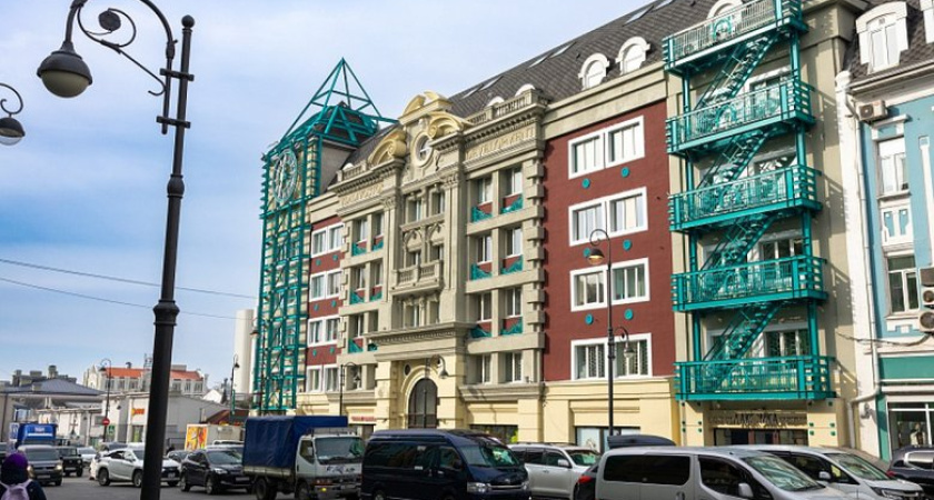 Исторический центр Владивостока преображается: отреставрированы художественные детали и балконы на Океанском проспекте