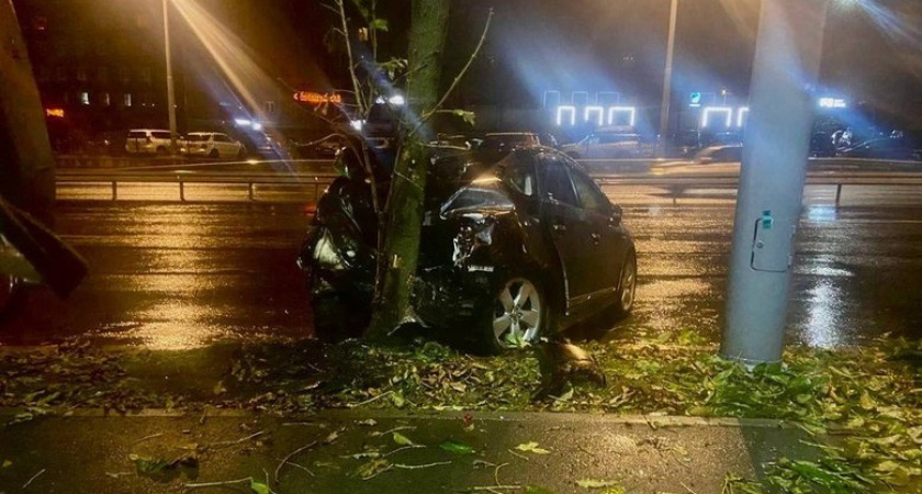 20-летний водитель Toyota Prius не справился с управлением в непогоду: пассажирка госпитализирована