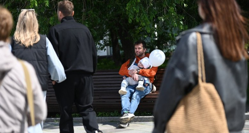 950 отцов в Приморье получают до 69 тысяч рублей за декретный отпуск