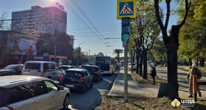 Переход у «Меркурия» на Русской исчез: пешеходов во Владивостоке отправили к дому 54