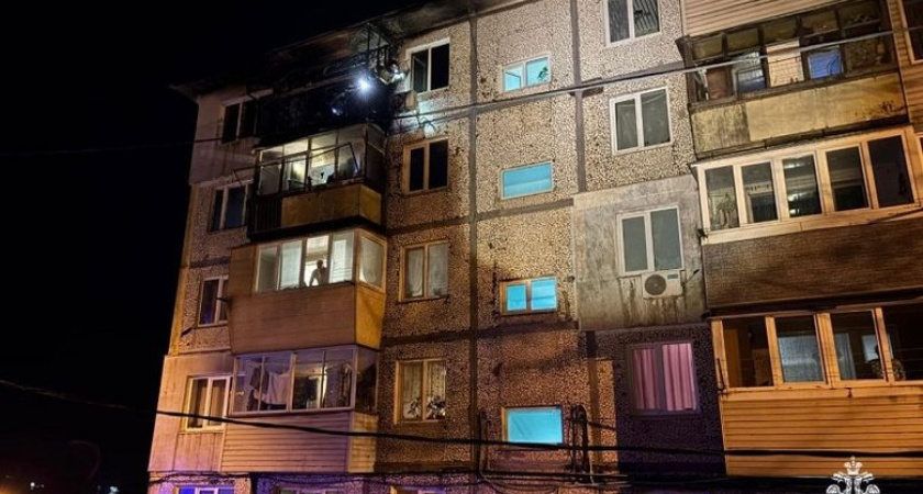 Пять квадратных метров балкона выгорело за семь минут до прибытия пожарных во Владивостоке