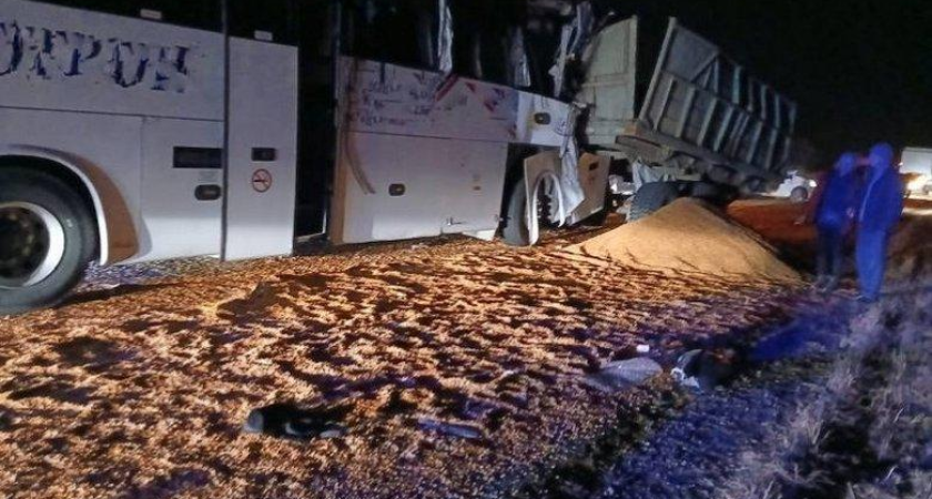 Автобус с 25 туристами врезался в трактор по дороге в Китай: пострадали 8 человек