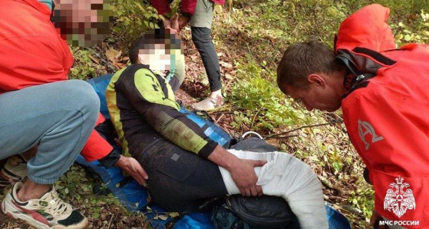 Километр на носилках: спасатели МЧС несли мотоциклиста через лес к лодке у мыса Лапласса