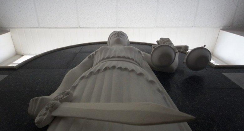 Заманили в машину и избили битой: банда вымогала у 21-летнего парня 260 тысяч рублей