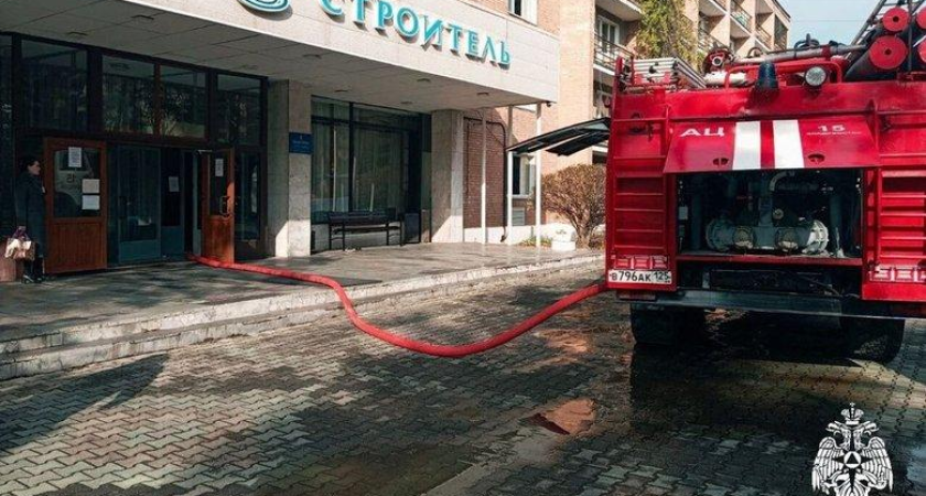 86 человек эвакуировались из горящего санатория во Владивостоке, женщину спасли из застрявшего лифта
