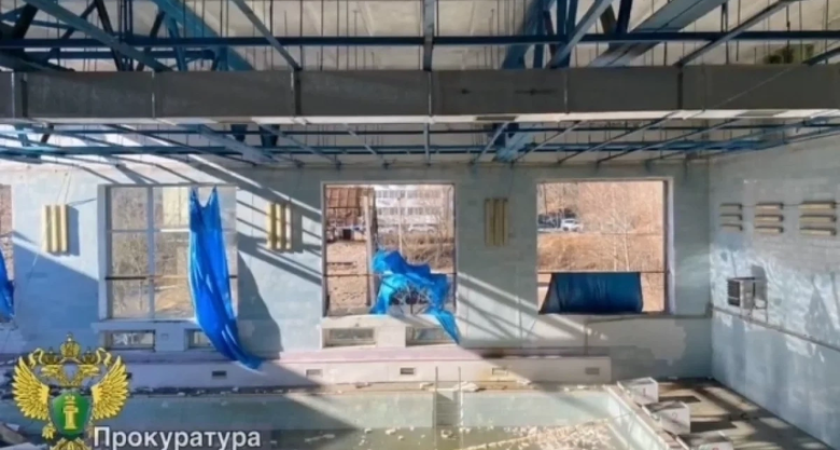 Директору школы №72 грозит срок за обрушение потолка бассейна 2 января