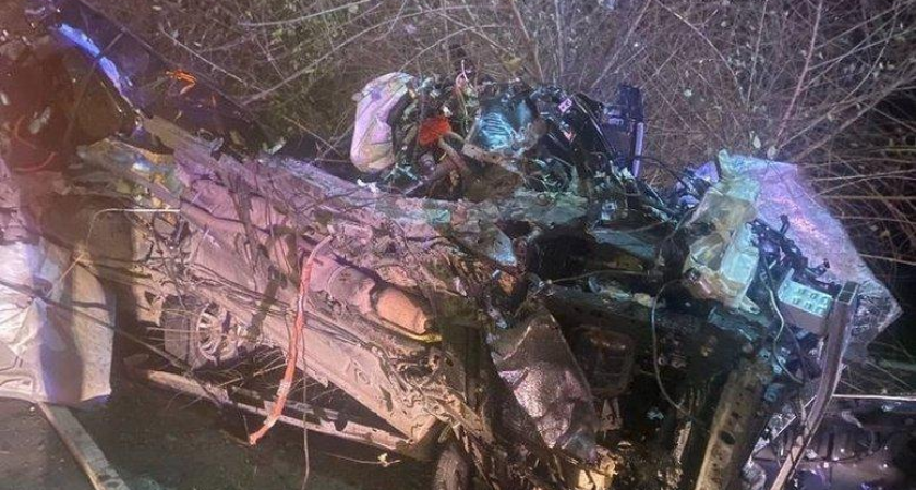 Toyota Prius разорвало на части после удара в столб на скорости в 3:31 утра во Владивостоке