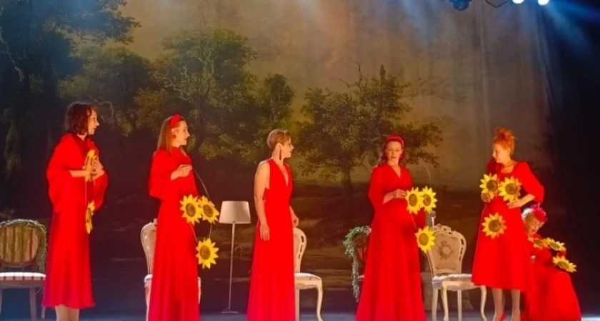 Актрисы театра Горького разделись для календаря против рака и пуританских устоев