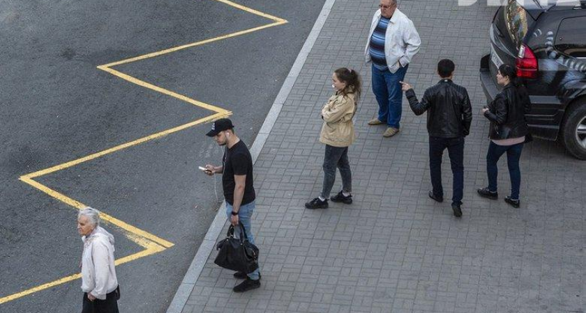 Два автобуса вместо шести: маршрут к пяти больницам Владивостока парализован нехваткой водителей