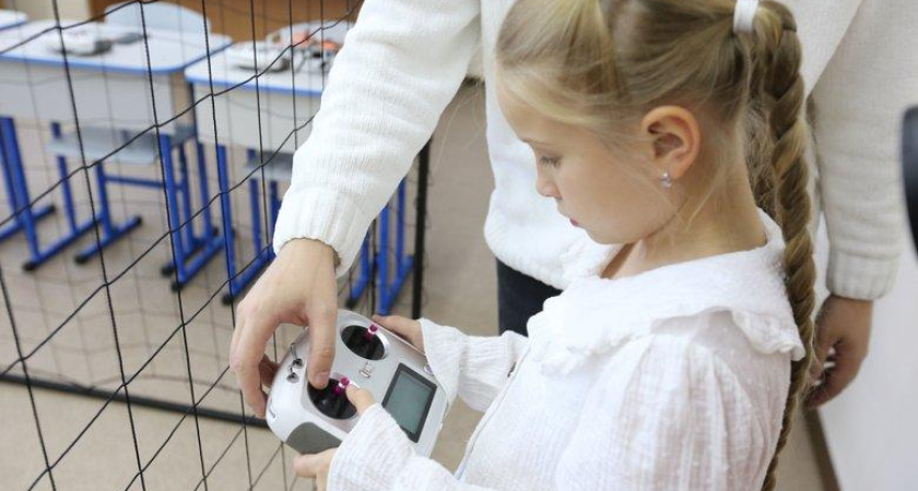 13 школ Владивостока учат детей собирать и программировать боевые дроны