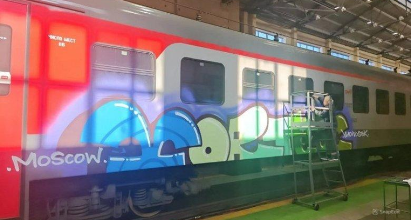 Граффити на электропоезде ЭП3Д: вандалы заставили депо сутки оттирать спецкраску