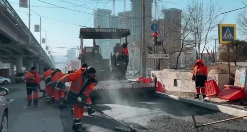 Русская и 100-летия Владивостока: одна полоса открыта, вторую асфальтируют — когда закончат ремонт