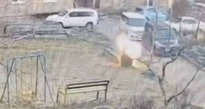 Три подростка взорвали урну на детской площадке во Владивостоке: их ищут по видео