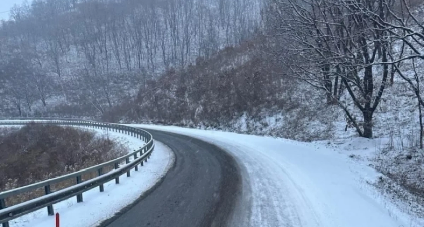 Первый снег накрыл Пожарский район: техника «Примавтодора» вышла на трассы