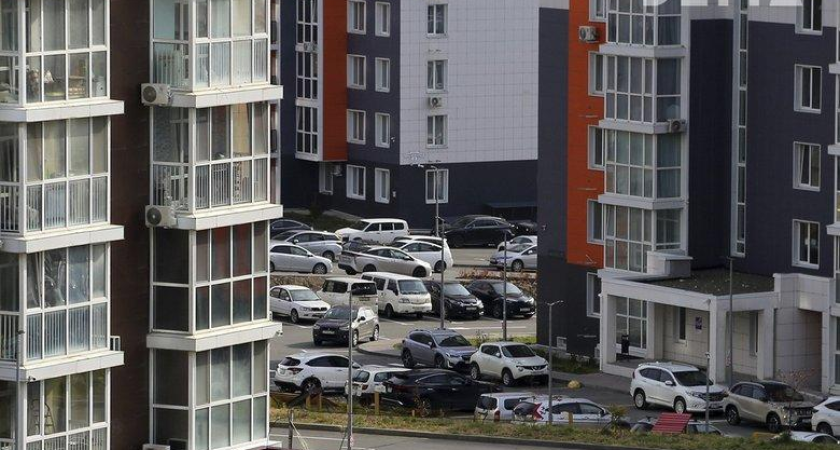 Детей отправили через темную пустырь: остановку перенесли на километр из-за стихийной парковки