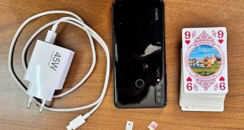 В трёх колониях Приморья поймали контрабандистов с телефонами и алкоголем