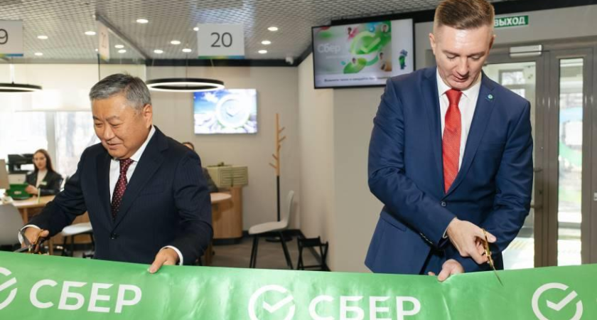 Сбер открыл в Артёме офис с детским уголком и банкоматами на отечественной SberOS