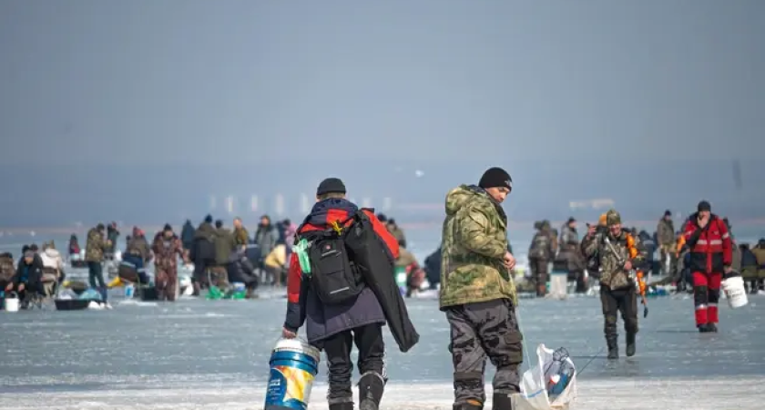 «Еще пара морозных ночей и можно бурить»: приморские рыбаки тестируют лед ногами на видео