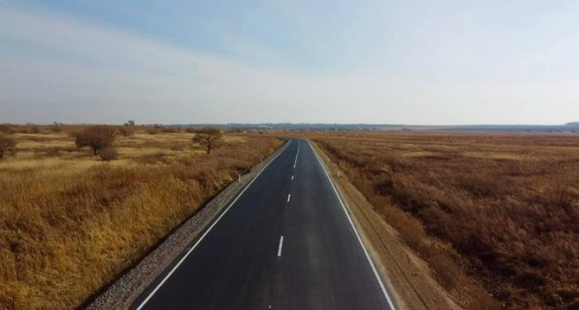 На подъезде к селу Ленинское отремонтировали 4 км дороги и установили павильоны