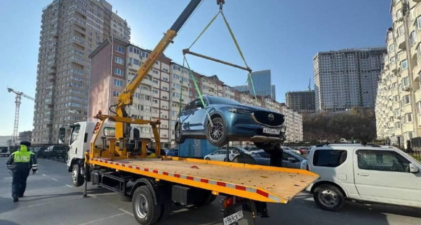 120 машин за месяц: во Владивостоке развернули масштабную охоту на нарушителей парковки