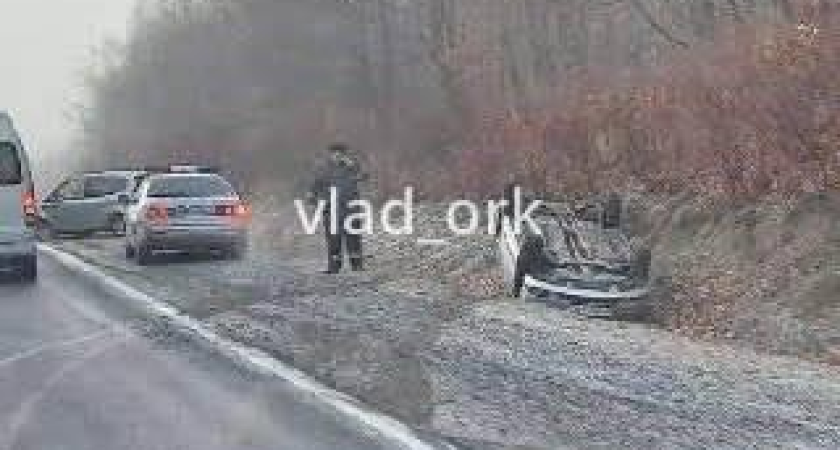 Автомобиль перевернулся за авторынком на трассе Уссурийск-Владивосток: полиция выясняет причины