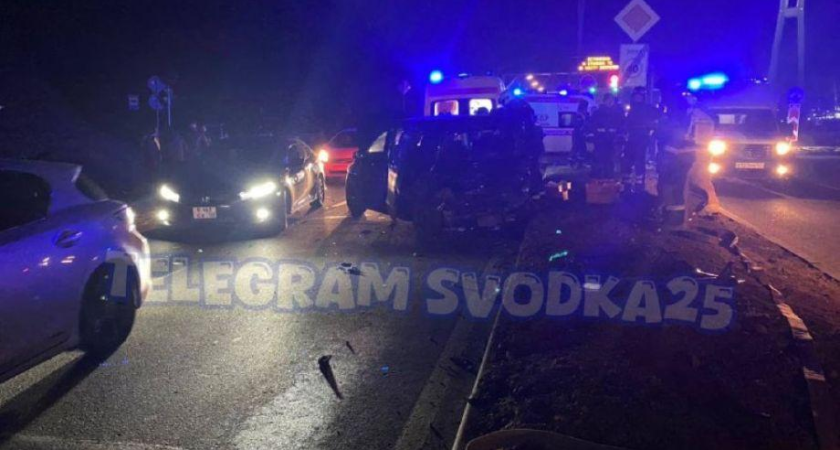 Цепная реакция на Русском острове: четыре машины разбиты, работают МЧС и скорая