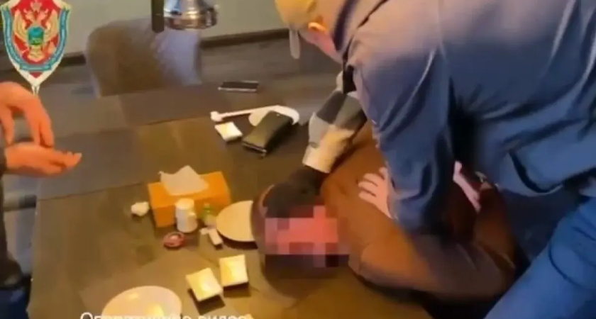 Лжесотрудник ФСБ с поддельным удостоверением выманил 11 млн под видом помощи участникам СВО