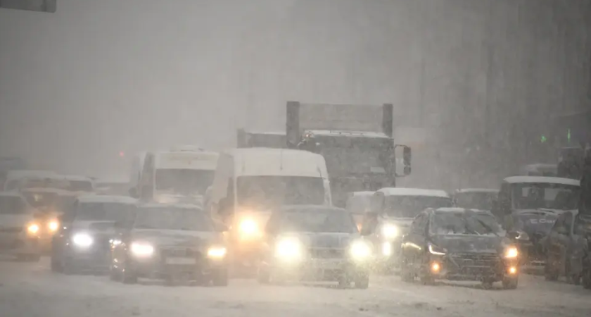 87 предостережений: прокуратура Приморья грозит чиновникам после массовых аварий из-за снега