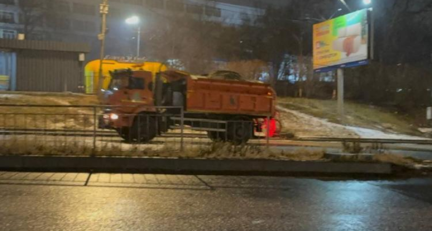 Дежурили всю ночь: Приморские дорожники отразили снежную атаку на транспортное сообщение