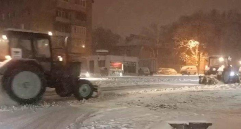 18 единиц спецтехники вышли на круглосуточную битву со снегопадом в Уссурийске