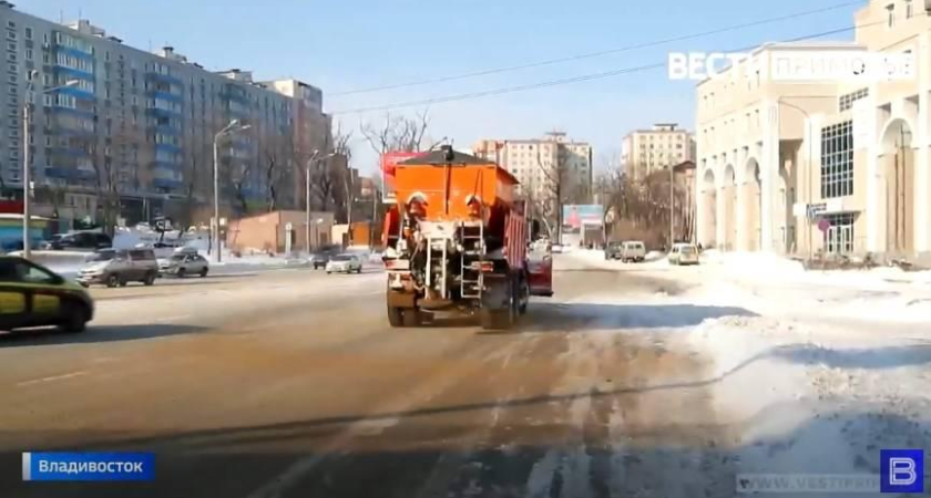 97 единиц техники и 130 дорожников спасают Владивосток от гололедицы