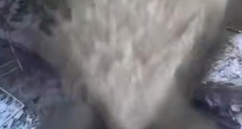 Порыв трубы во время ремонта: фонтан затопил автомобили и балконы жилых домов Владивостока