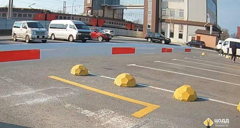 Парковка у автовокзала Владивостока работает по талонам: авто без номеров ставят легально