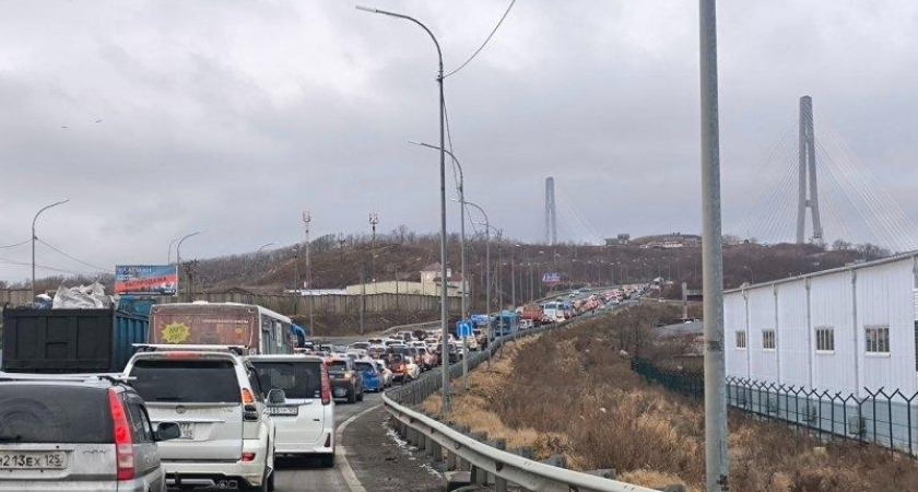 Наледь с вантов Русского моста обрушилась на дорогу: многокилометровая пробка парализовала Владивосток