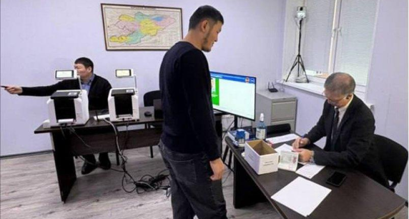 Беспрецедентная кампания: 40 участков от Петербурга до Сахалинска открылись для выборов в Жогорку Кенеш