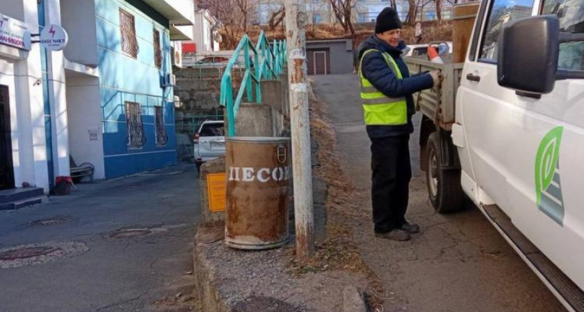 90 бочек с песком против гололеда: владивостокцев призвали самим посыпать дороги